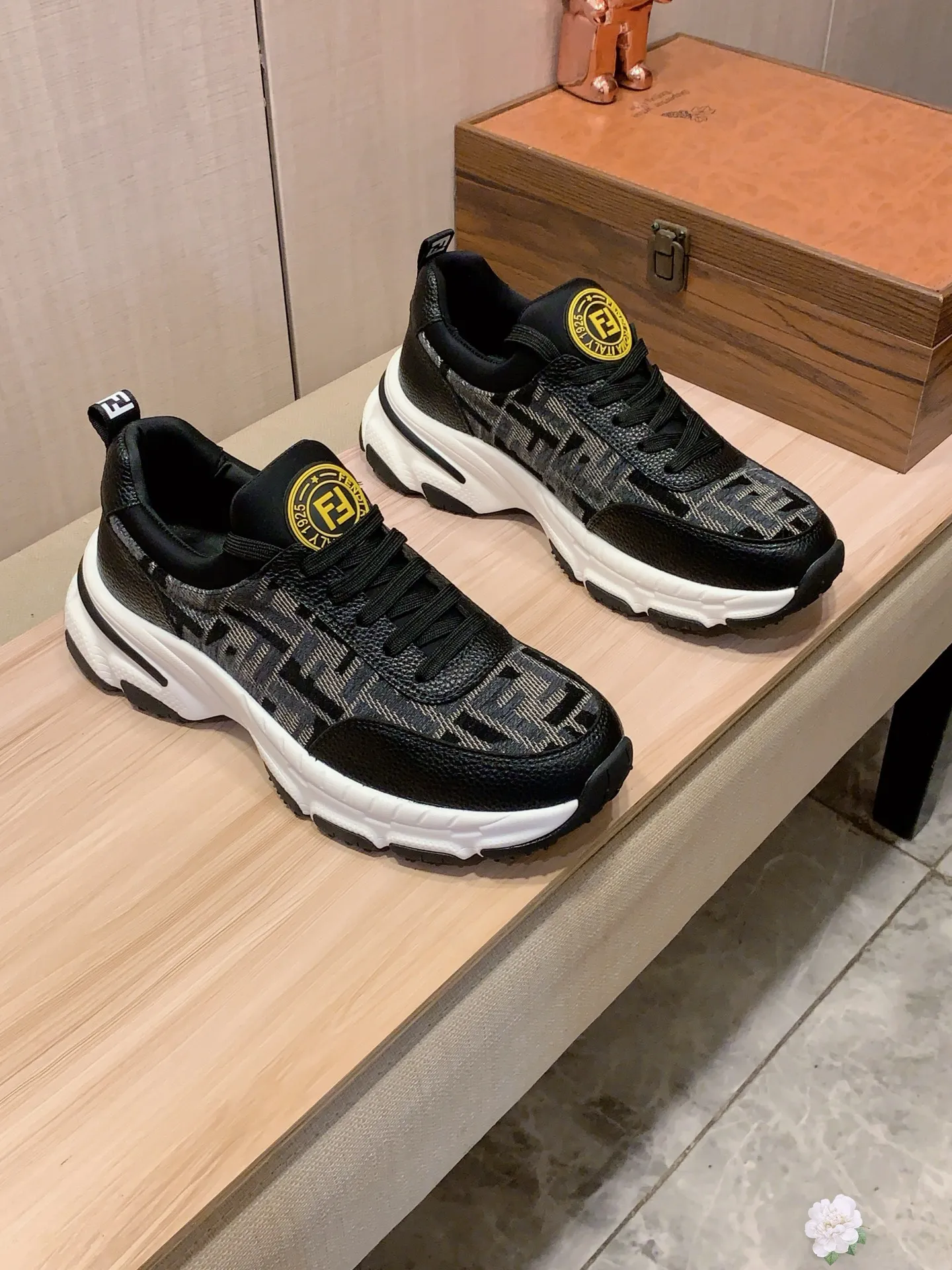 Men's men's shoes💰460💰💰🎩🎩[Lightning][Lightning] "FENDI*" The latest and most popular casual shoes, top brand [Seduce] luxury~purchase, top~quality. [Strong] The upper is made of imported breathable cowhide with material ➕ breathable sheepskin feet (•) and fine workmanship. The original stylish and stylish soft rubber wear-resistant and non-slip outsole is light and comfortable on the feet. The real thing looks better when photographed in person. 111: code: 38-44, 3️⃣ colors selected